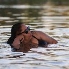 Una mujer adulta se refresca en un lago (Archivo)
