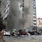 Trabajadores ucranianos retiran escombros tras un ataque ruso