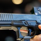 La pistola GLOCK 45 Gen6 se exhibe en la feria de seguridad y defensa (Archivo)