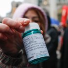 Una activista pro-aborto con píldoras abortivas en medio de una protesta (Archivo)