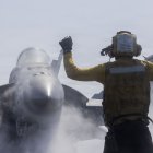 Un F/A-18F Super Hornet, adscrito al Escuadrón de Cazas de Ataque (VFA) 41, se prepara para despegar desde la cubierta de vuelo del portaaviones clase Nimitz USS Abraham Lincoln (CVN 72) en apoyo de la Operación Epic Fury, el 28 de febrero de 2026.