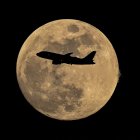 Un Airbus A319-112 de la aerolínea alemana Lufthansa sobrevuela la Luna Gibosa Creciente sobre Fráncfort del Meno, Alemania Occidental