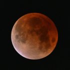 El eclipse lunar de Luna de Sangre tiñe la luna de rojo por un breve período a primera hora del 3 de marzo de 2026 en Los Ángeles, California