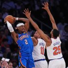 Gilgeous-Alexander, de los City Thunder, protege el balón ante Jalen Brunson