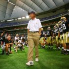 Lou Holtz, y los jugadores de su equipo