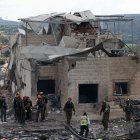 Oficiales de servicios de emergencia israelíes inspeccionan una casa destruida en el lugar de un ataque con misiles cerca de Bet Shemesh, a unos 30 kilómetros al oeste de Jerusalén, el 1 de marzo de 2026.
Una lluvia de misiles lanzada desde Irán mató al menos a seis personas en la ciudad de Bet Shemesh, en el centro de Israel, el 1 de marzo, según informó la agencia de primera respuesta de Israel, Magen David Adom (MDA), al día siguiente de que Estados Unidos e Israel atacaran Irán y asesinaran a su líder supremo.