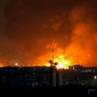 Humo y fuego se elevan desde el lugar de los ataques aéreos en el Aeropuerto Internacional de Mehrabad, Teherán