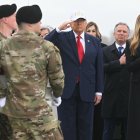 Trump recibe los cuerpos de los militares caídos/ Saul Loeb
