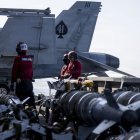 Marineros estadounidenses revisan municiones en la cubierta de vuelo del portaaviones clase Nimitz USS Abraham Lincoln (CVN 72) en apoyo de la Operación Epic Fury, el 2 de marzo de 2026. El Abraham Lincoln está desplegado en la zona de operaciones de la Quinta Flota de los Estados Unidos para apoyar la seguridad y la estabilidad marítimas en Oriente Medio. (Fotografía de la Marina de los Estados Unidos)