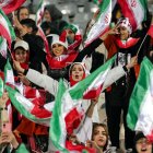 Las aficionadas al fútbol ondean banderas nacionales iraníes mientras animan a su selección (Archivo)