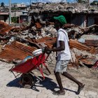 Un comerciante camina alrededor de casas destruidas por bandas armadas en un barrio de Haití