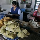 Unas vendedoras hispanas frente a su producto: tamales (Archivo)