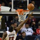 Bam Adebayo del Miami Heat haciendo una canasta en una imagen de archivo