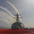 El destructor lanzamisiles guiados clase Arleigh Burke USS Frank E. Petersen Jr. (DDG 121) dispara un misil de ataque terrestre Tomahawk durante las operaciones en apoyo de la Operación Epic Fury, el 28 de febrero de 2026. (Foto de la Marina de los Estados Unidos)