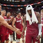Bam Adebayo, con una toalla en la cabeza, felicitado por sus compañeros tras anotar 83 puntos frente a los Wizards
