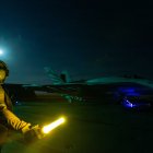 Un F/A-18E Super Hornet, adscrito al Escuadrón de Cazas de Ataque (VFA) 151, se prepara para despegar desde la cubierta de vuelo del portaaviones clase Nimitz USS Abraham Lincoln (CVN 72) en apoyo de la Operación Epic Fury, el 3 de marzo de 2026. (Fotografía de la Marina de los Estados Unidos)