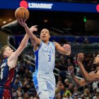 Desmond Bane, de los Orlando Magic, anota frente a los Cleveland Cavaliers