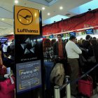 Imagen n.° 12685740 (101205) -- MADRID, 5 de diciembre de 2010 (Xinhua) -- Pasajeros esperan para facturar en un mostrador del Aeropuerto de Barajas, Madrid, el 5 de diciembre de 2010. Los aeropuertos españoles intentaban descongestionar sus aeropuertos y volver lentamente a la normalidad el domingo, un día después del fin de una huelga salvaje de controladores aéreos. Xinhua/Landov