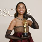 Zoe Saldana posa con el premio Óscar a Mejor Actriz de Reparto obtenido en 2025
