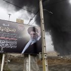 Un retrato del líder supremo iraní, el ayatolá Ali Jamenei, se exhibe frente al depósito de petróleo de Shahran, que fue blanco de ataques estadounidenses-israelíes, en el octavo día de la guerra en el oeste de Teherán, Irán, el domingo 8 de marzo de 2026