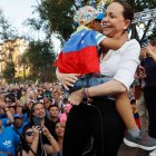 a María Corina Machado abraza a un niño durante un encuentro con miembros de la comunidad venezolana en Chile