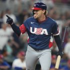 El estadounidense Gunnar Henderson hace un gesto a sus compañeros tras conectar un jonrón durante la cuarta entrada del partido de semifinales del Clásico Mundial de Béisbol contra la República Dominicana, el domingo 15 de marzo de 2026, en Miami.