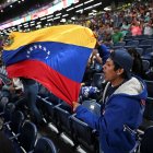 Aficionados venezolanos ondean la bandera nacional en una imagen de archivo