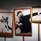 Una fotografía de la obra de arte "Flower Thrower", también conocida como "Love is in the Air", del artista británico Banksy