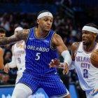 SGA avanza hacia el aro ante el alero de los Orlando Magic, Paolo Banchero.