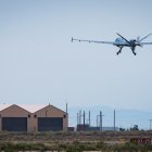 Un MQ-9 Reaper perteneciente al 9.º Escuadrón de Ataque sobrevuela la Base Aérea Holloman, Nuevo México, el 27 de agosto de 2025. Holloman continúa a la vanguardia de la superioridad aérea mediante el entrenamiento continuo en aeronaves pilotadas a distancia para personal de la Fuerza Aérea estadounidense y de naciones aliadas. (Foto de la Fuerza Aérea de EE. UU. por el aviador de primera clase Ryan Witkop)