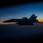 Un avión F/A-18F Super Hornet de la Armada de los Estados Unidos sobrevuela la zona de responsabilidad del Mando Central de los Estados Unidos durante una misión en apoyo de la Operación Epic Fury, el 8 de marzo de 2026. (Foto de la Fuerza Aérea de los Estados Unidos)