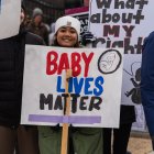 Cientos de personas se manifestaron por la Avenida de la Constitución hasta el Tribunal Supremo con la esperanza de que se revocara la sentencia Roe contra Wade.