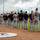 7 de septiembre de 2025, Clearwater, Florida, EE. UU.: Jugadores de los Cleveland Guardians se ponen de pie para el himno nacional. Tampa Bay Rays vs. Cleveland Guardians, Tampa, FL, George M. Steinbrenner Field (Crédito de la imagen: © Justin Colen/ZUMA Press Wire)