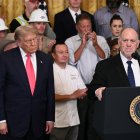 El zar de la frontera de EEUU, Tom Homan, interviene durante el evento One, Big, Beautiful en el Salón Este de la Casa Blanca, en Washington D. C., el 26 de junio de 2025. El presidente de EE. UU., Donald Trump, realizó el viernes en la Casa Blanca su última campaña a favor de su ambicioso paquete de desgravaciones fiscales y recortes presupuestarios, mientras el Senado prevé someterlo a votación en los próximos días. El llamado «One, Big, Beautiful Bill» prorrogaría los recortes fiscales del primer mandato de Trump, que están a punto de expirar, con un coste de 4,5 billones de dólares, pero privaría de asistencia sanitaria a millones de estadounidenses más pobres y añadiría más de 3 billones de dólares al déficit a lo largo de una década. Trump dijo a funcionarios y simpatizantes que el paquete era «una de las leyes más importantes de la historia de nuestro país». (Foto de Brendan SMIALOWSKI / AFP)
