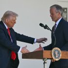 El presidente de Estados Unidos, Donald Trump, saluda al líder de la mayoría del Senado, John Thune, republicano por Dakota del Sur, junto al atril durante un almuerzo del «Rose Garden Club» celebrado en el Jardín de las Rosas de la Casa Blanca, en Washington D. C., el 21 de octubre de 2025. (Foto de ANDREW CABALLERO-REYNOLDS / AFP)