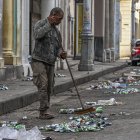 Un hombre intenta limpiar las calles de La Habana