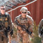 El subteniente del Ejército de EE. UU. Derek Smith, de la Compañía Bravo, 2.º Batallón, 12.º Regimiento de Infantería, 2.ª Brigada de Combate Stryker, 4.ª División de Infantería, asignado a la Fuerza de Tarea Conjunta - Frontera Sur, realiza una patrulla conjunta con agentes de la Oficina de Aduanas y Protección Fronteriza (CBP) de EE. UU. en Nogales, Arizona, el 18 de abril de 2025. Durante estas patrullas, los soldados estadounidenses son responsables de ayudar a los agentes de la CBP en las operaciones de detección y vigilancia. Bajo la dirección del Comando Norte de EE. UU., la Fuerza de Tarea Conjunta - Frontera Sur coordina los esfuerzos para sellar la frontera sur y repeler la actividad ilegal, y es responsable de operaciones a gran escala, ágiles y multidominio, lo que permitirá operaciones del Departamento de Defensa más eficaces y eficientes. (Foto del Ejército de EE. UU. por el especialista Bradley Waldroup)