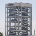 Una máquina expendedora de autos de ocho pisos, operada por el concesionario de autos usados ​​en línea Carvana, que entrega los autos comprados a los clientes, se observa en Huntington Beach, California, el 16 de agosto de 2019