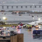 Un avión CRJ-900 de Air Canada Express permanece en la pista tras colisionar