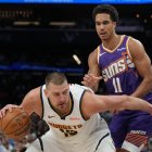 Nikola Jokic (Nuggets), defendido por Oso Ighodaro (Suns). Marzo de 2026