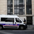 Un policía frente al Bank of America en París
