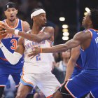 Shai Gilgeous-Alexander (Thunder), defendido por Og Anunoby y Josh Hart (Knicks)