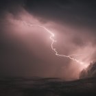 Alemania, Hannover: Un rayo aparece en el cielo. Foto: Ole Spata/dpa