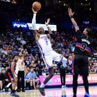 El base de los Oklahoma City Thunder, Shai Gilgeous-Alexander (2), lanza ante el alero-base de los Detroit Pistons, Ausar Thompson (9), durante la segunda parte de un partido de baloncesto de la NBA el lunes 30 de marzo de 2026 en Oklahoma City. (Foto AP/Gerald Leong)