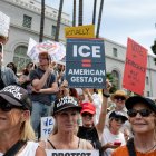 Manifestantes se concentran en las escaleras del Ayuntamiento de Los Ángeles, en California, durante una concentración bajo el lema 'No Kings'