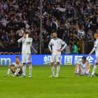 Los jugadores italianos en el césped tras la nueva eliminación