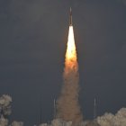 La misión lunar tripulada Artemis II despega desde la plataforma 39B en el Centro Espacial Kennedy en Cabo Cañaveral, Florida, el 1 de abril de 2026