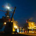 El destructor lanzamisiles de la clase Arleigh Burke USS Spruance (DDG 111) realiza un reabastecimiento en el mar con el buque de reabastecimiento de la flota USNS Henry J. Kaiser (T-AO-187) durante la Operación Epic Fury, el 18 de marzo de 2026. (Foto de la Armada de los Estados Unidos)