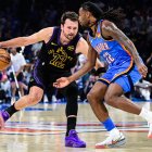 Luka Doncic (Lakers), tratando de driblar a Cason Wallace (Thunder)