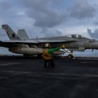 Un marinero estadounidense preparándose para lanzar un F/A-18E Super Hornet